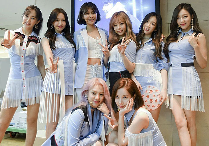(From left to right) Top: Yuri, Yoona, Sooyoung, Sunny, Taeyeon, Tiffany
Bottom: Hyoyeon, Seohyun

Source: www.wowkeren.com