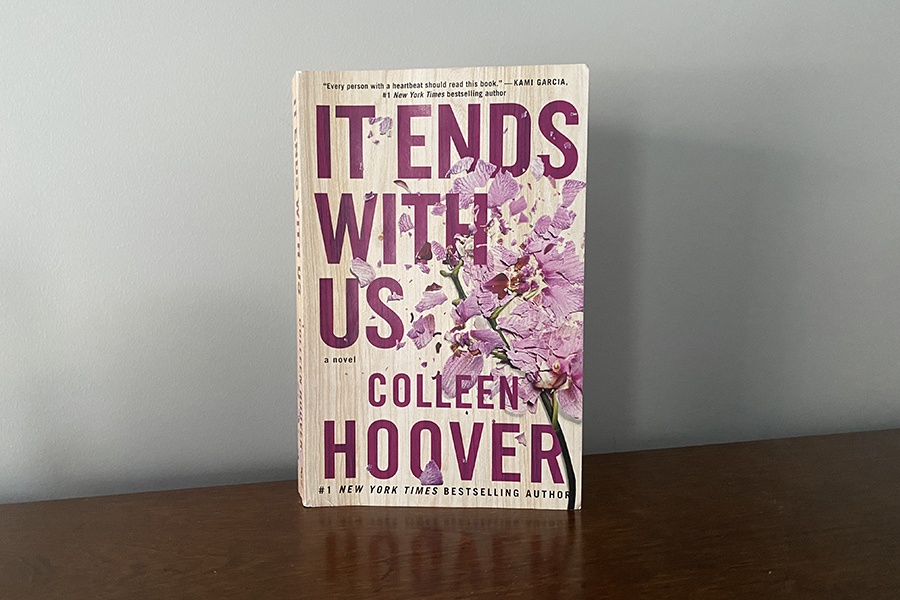 Colleen+Hoovers+It+Ends+With+Us.+tells+the+story+of+a+young+woman+who+struggles+to+break+the+cycle+of+abuse+and+has+to+rise+to+create+a+safe+life+for+her+and+her+child.